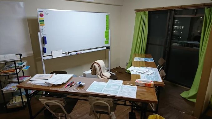 犬のいる学習塾　まなびやさん のロゴ画像
