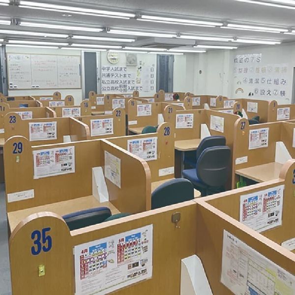 成基の個別教育ゴールフリー 伏見教室 の内観画像