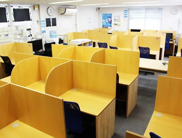 1対2個別指導の岳伸塾 本校 の内観画像